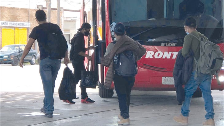 Los deportados de Estados Unidos abarrotan central de autobuses en Sabinas 