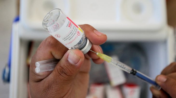 Maestros vacunados con Cansino y Pfizer no podrán cambiar comprobante 