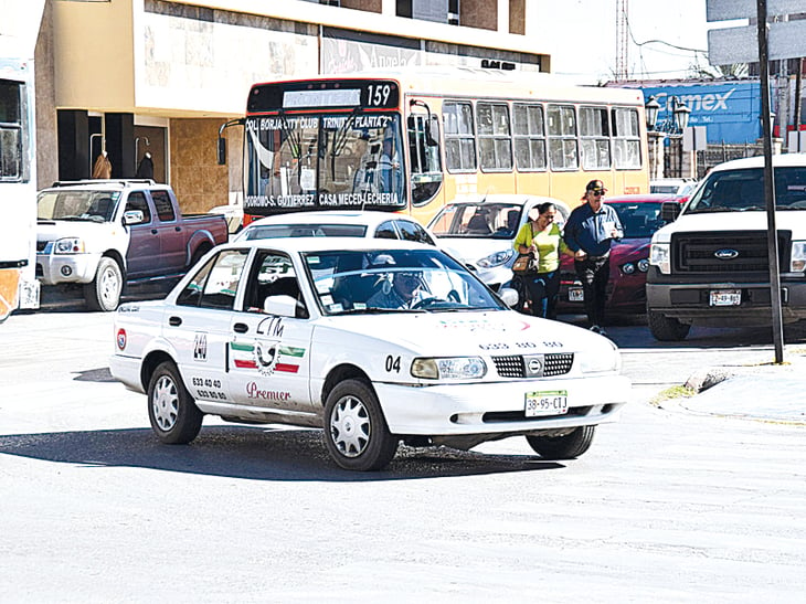 Los taxistas se ven afectados por aumentos del combustible