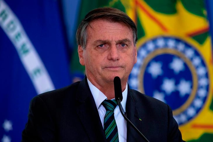 Jair Bolsonaro dice que destinará recursos de salud y educación para tampones