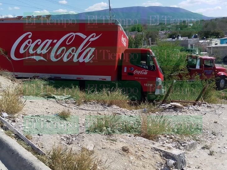 Camión se le botan los cambios y cae a un barranco en Monclova