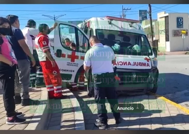 Una ambulancia de la Cruz Roja de Monclova fue chocada cuando iba a un reporte