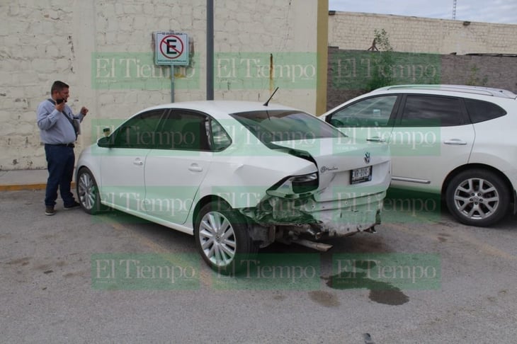 Un choque entre dos automóviles en Monclova deja cuantiosos daños materiales 