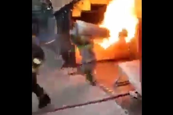VIDEO: Un bombero de CDMX arriesga su vida cargando tanque en llamas para evitar catástrofe   