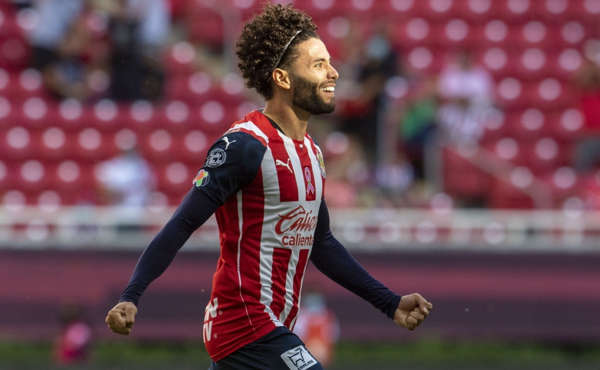 César Huerta anota el primer gol de Chivas en la era Michel Leaño