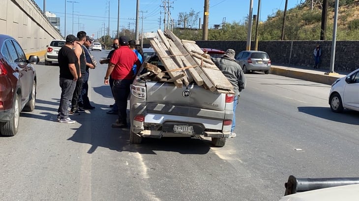 Carambola de tres vehículos deja dos lesionados en Monclova 