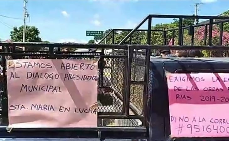 Turistas varados por bloqueo de carretera a Huatulco