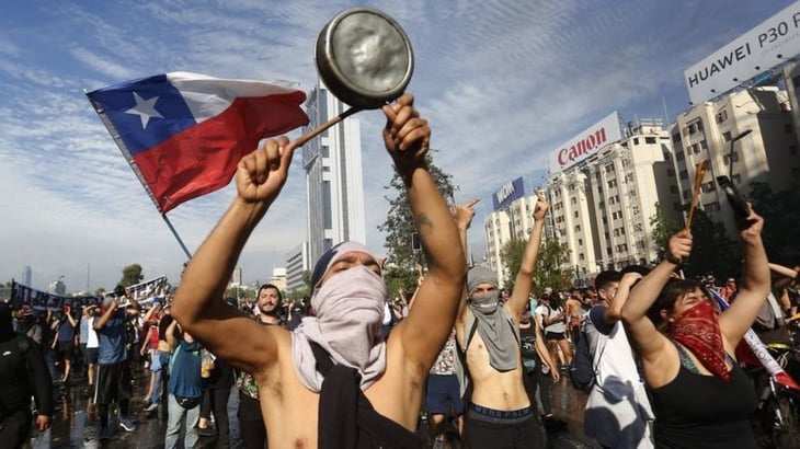 Hechos vandálicos salpican masiva marcha de aniversario de protestas de Chile