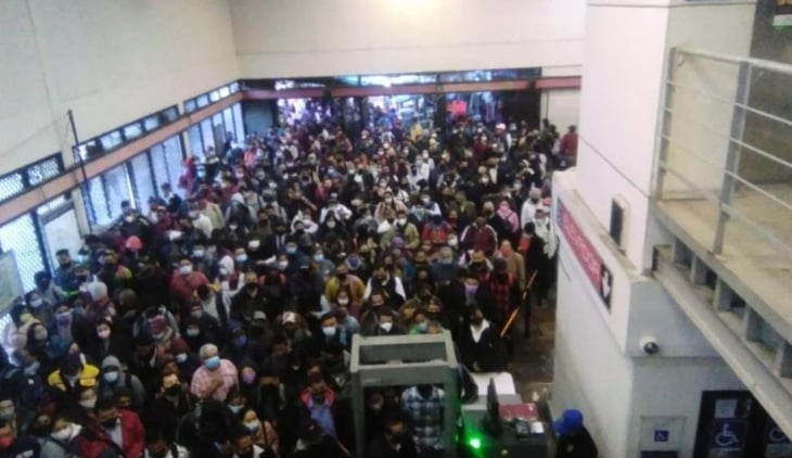 Mañana de retrasos y aglomeraciones en Metro CDMX
