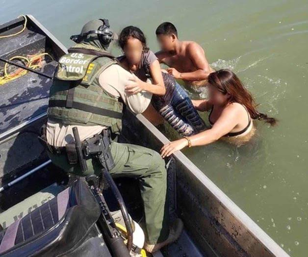 La Patrulla Fronteriza rescata a familia de migrantes a punto de morir ahogados en el río Bravo