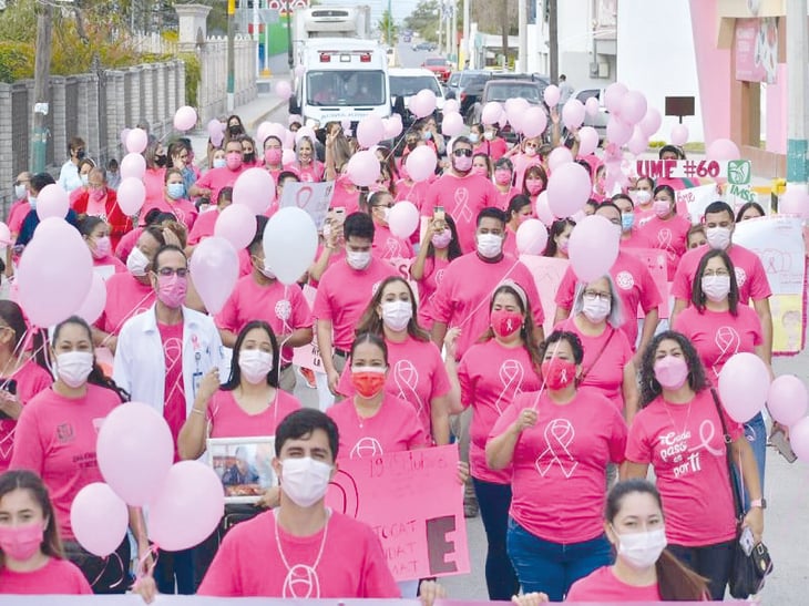 Concientizan el cáncer de mama con caminata