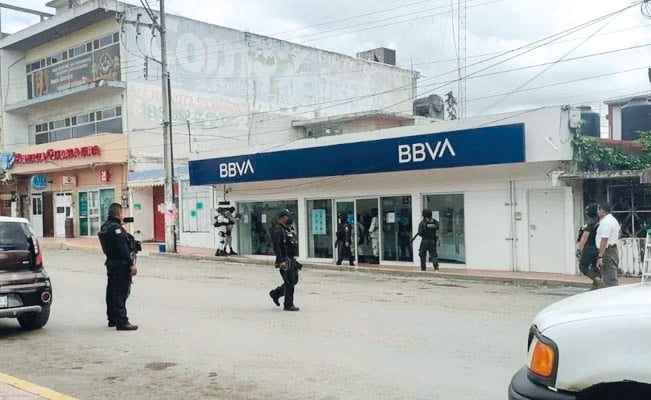 Intentan robar un banco con explosivo falso y ocho rehenes en Veracruz 