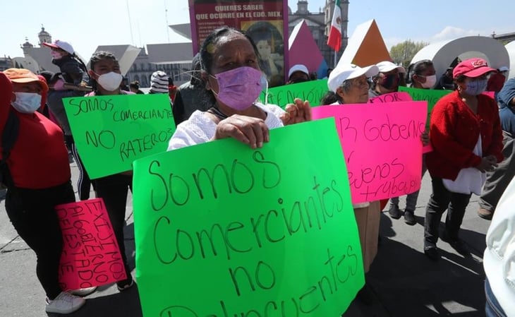 Ambulantes cierran acceso al centro de Toluca