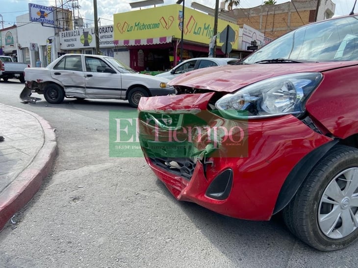 Incidente de dos carros en Monclova deja daños materiales valuados en miles de pesos 