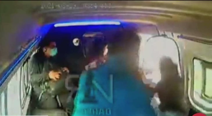 Chofer y pasajeros frustran asalto en combi de Naucalpan