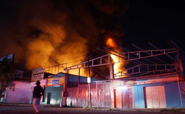 En Oaxaca un auto se impactó contra un negocio de pinturas y provocó un incendio 