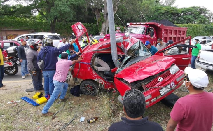  Accidente automovilístico termina con la vida de madre e hija en Oaxaca