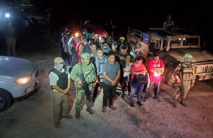 Rescatan a 152 migrantes que eran trasladados en vehículos en Camargo