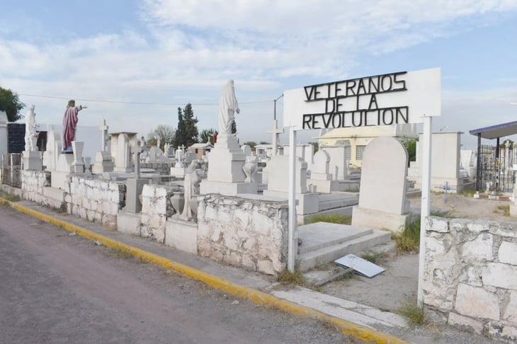 El Panteón de la Revolución en Monclova, es objeto de labores de limpieza para el Día de Muertos 