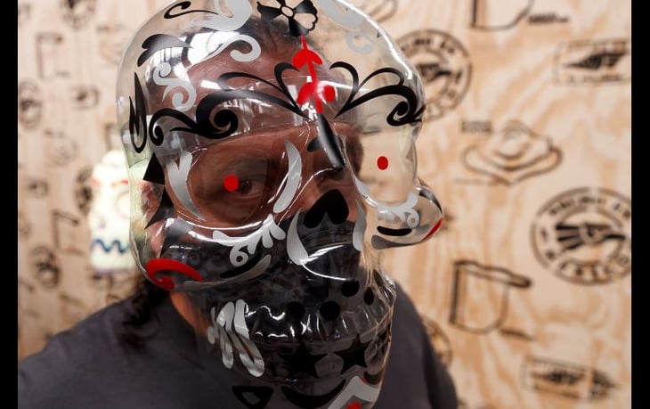 Fábrica mexicana crea miles de máscaras para el Día de Muertos y Halloween