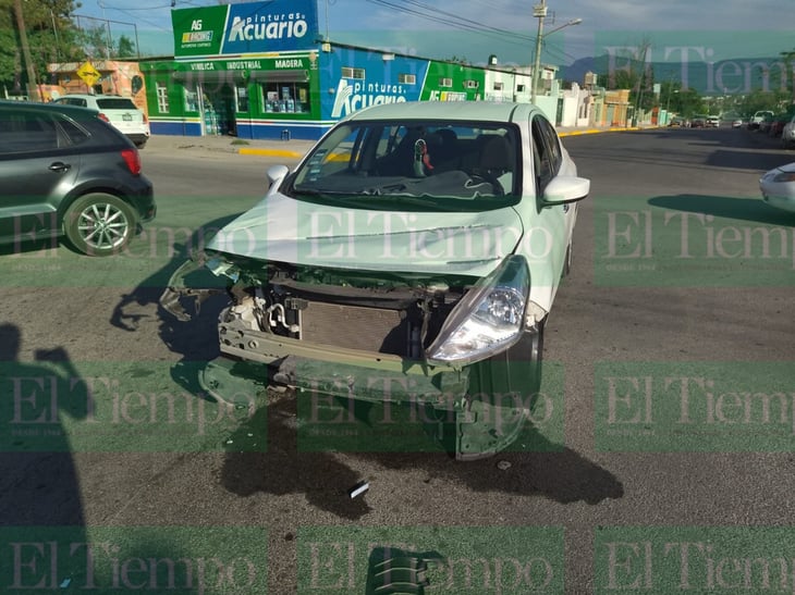 Aparatoso accidente automovilístico en Frontera deja dos personas lesionadas