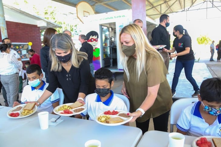El DIF Coahuila entrega 'cocina móvil' a telesecundaria rural de San Buenaventura