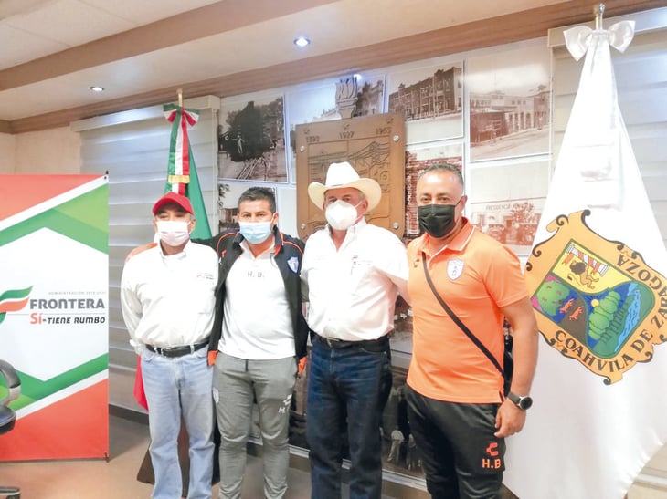 Héctor Vega jugador del Pachuca visita al alcalde Siller