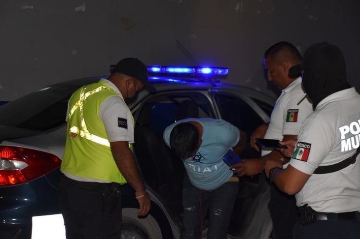 Policías municipales detienen a conductor que manejaba ebrio en Monclova 