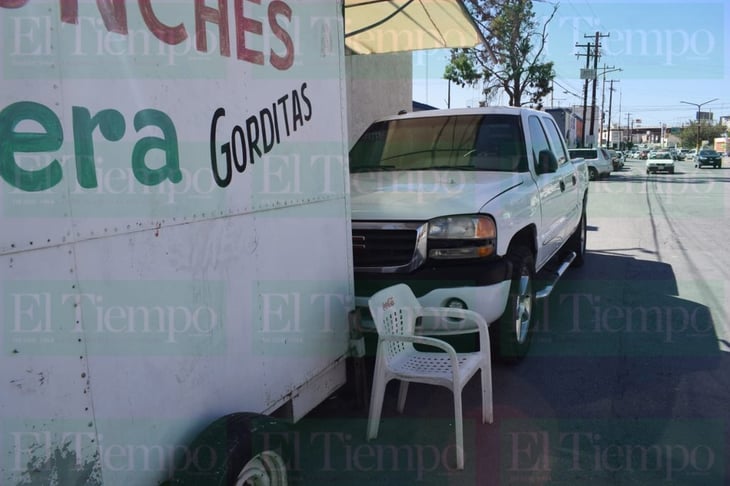 Un puesto de comida rápida de Monclova estuvo a punto de ser derribado por una camioneta