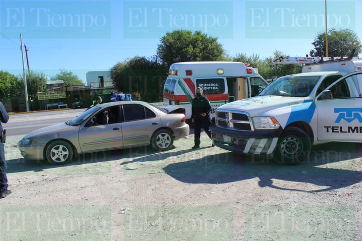 Camioneta de Telmex provoca choque y lesiona a mujer en el Ejido el 8 de Enero