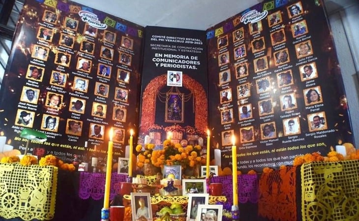 PRI Veracruz coloca ofrenda de muertos para periodistas asesinados