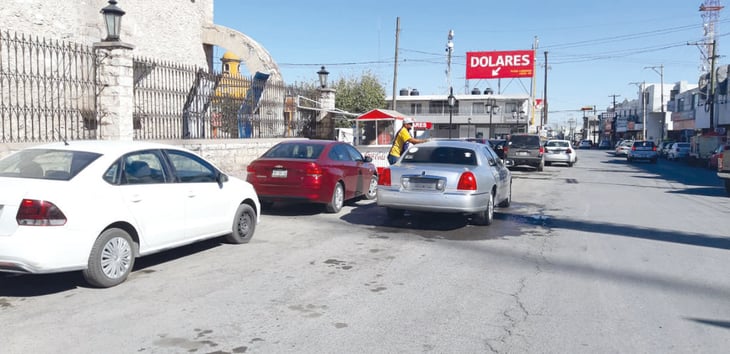 Los lavacoches obstruyen la vialidad en la zona centro de Monclova 