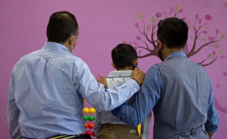 Pareja homoparental recibe en adopción a niño en Morelos
