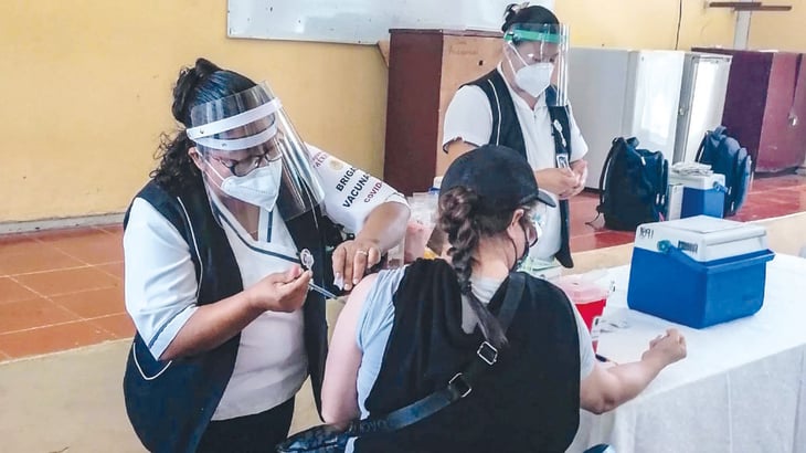 Maestros de Coahuila buscan '2ª dosis' antiCOVID-19