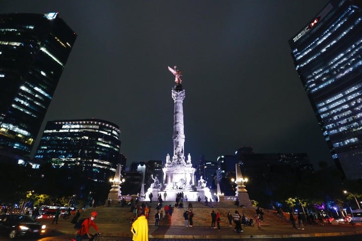 Festejan vacunación en CDMX con monumentos iluminados