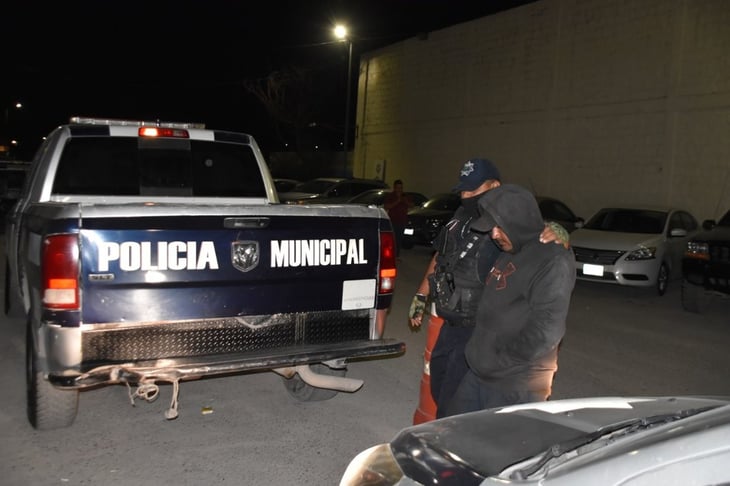 Por quedarse dormido en la calle un sujeto fue detenido por elementos de la policía de Monclova
