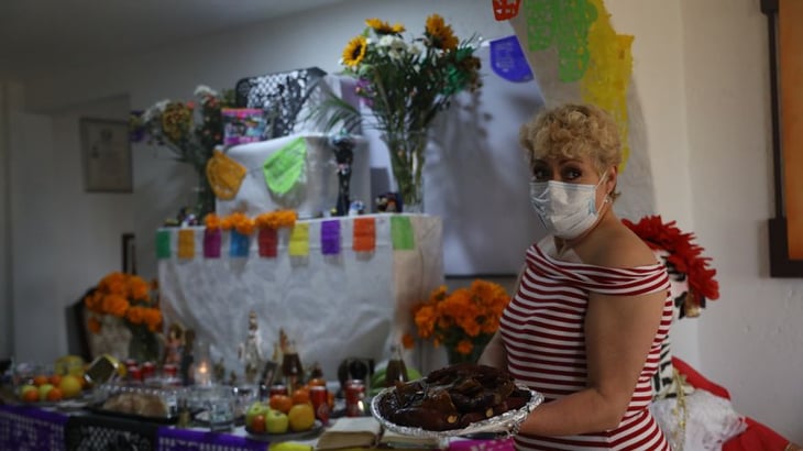 'Murieron de COVID-19': La pandemia llena altares del Día de Muertos en México