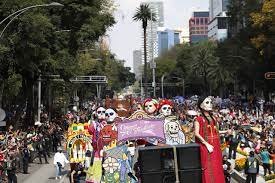 Capitalinos incumplen a medidas sanitarias en desfile