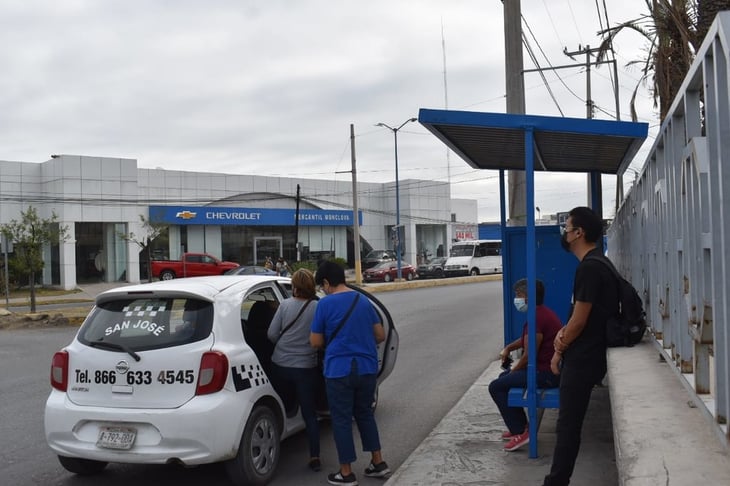 Taxistas invaden rutas colectivas por falta de clientes en Monclova