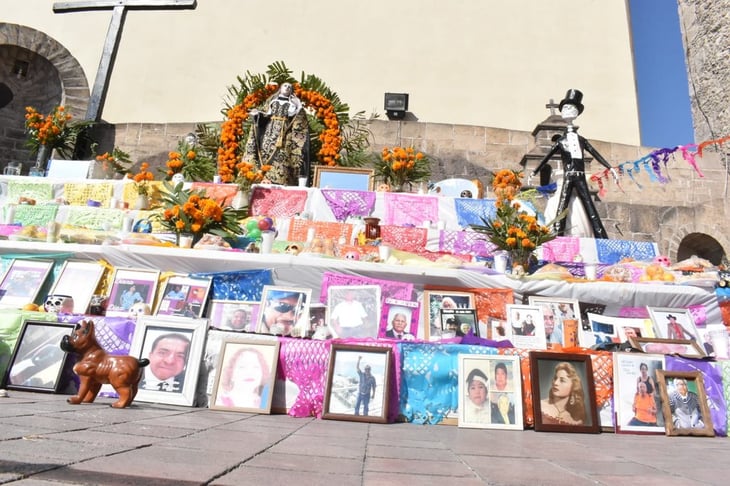 En Santiago Apóstol de Monclova instalan gran altar de muertos
