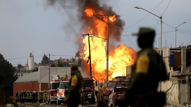 Siguen 14 personas hospitalizadas por explosión de toma clandestina en Puebla 