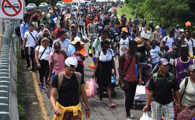Muere migrante cubano de un balazo en caravana migrante en México