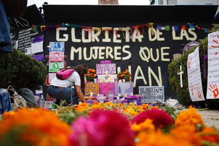 Instalan 'Ofrenda combativa' por feminicidios en México 