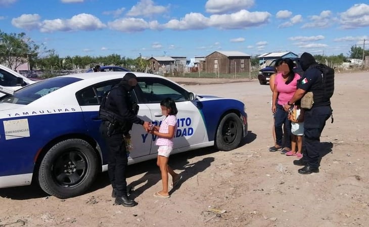 Policía de Tamaulipas reparten dulces en colonias de Matamoros