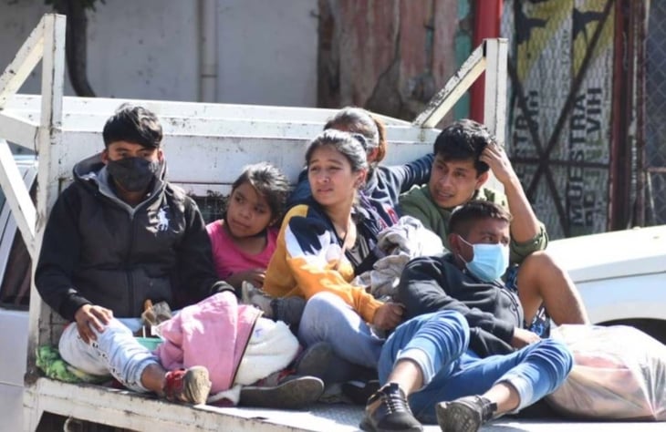 Damnificados por explosión duermen en la calle para evitar rapiña en Puebla 