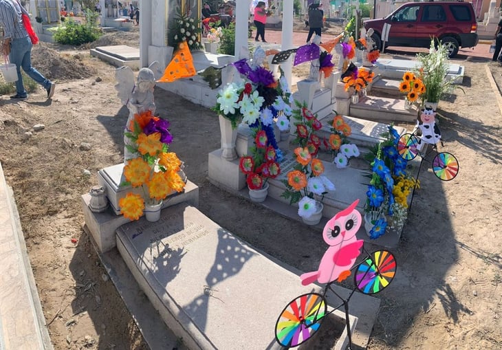 ‘Los 5 angelitos’ de Monclova reciben flores en el panteón Guadalupe