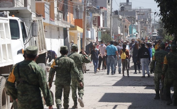 Habitantes rompen cerco de seguridad en zona de explosión en Puebla