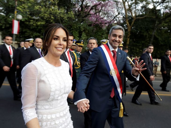 La reina Letizia concluye viaje a Paraguay con ONG que trabajan por la mujer