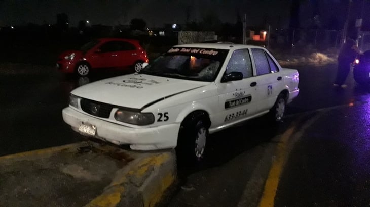 Taxi termina impactado contra camellón central y su conductor lesionado en Monclova