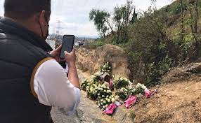 Automovilistas se toman selfies en ofrenda a Octavio Ocaña